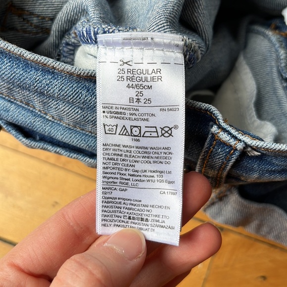 Gap 1969 5” distressed denim shorts - Picture 6 of 8